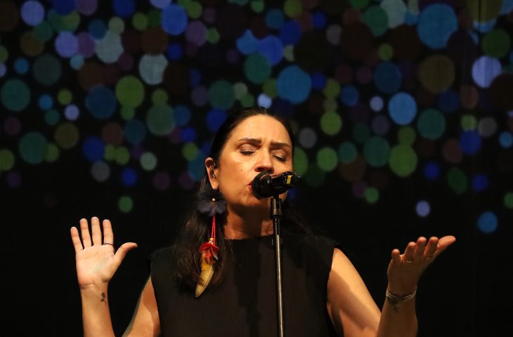 Maria Alice homenageia Paulo Simões em show no Teatro Aracy Balabanian