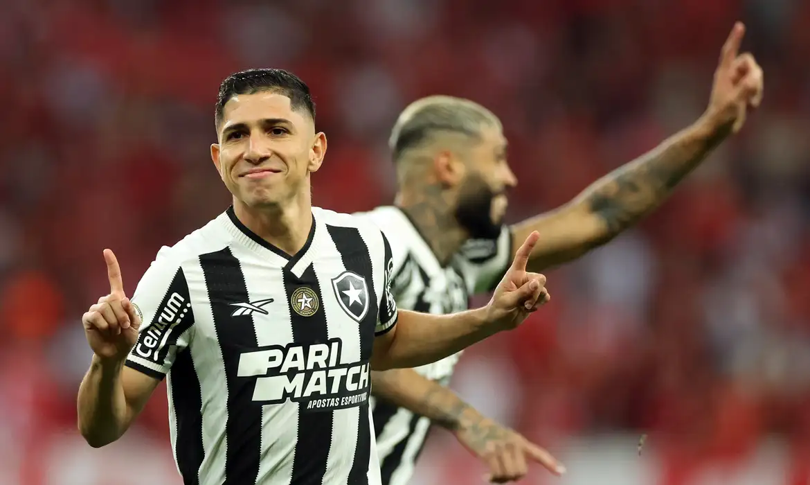 Leia mais sobre o artigo Botafogo derrota Inter e joga por um empate para ser campeão domingo