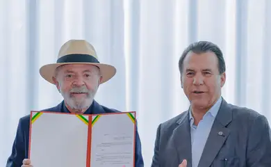 No momento, você está visualizando Lula assina decreto que eleva salário mínimo para R$ 1.518