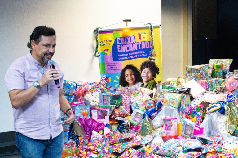 Governo faz entrega de brinquedos arrecadados na campanha natalina “Caixa Encantada”