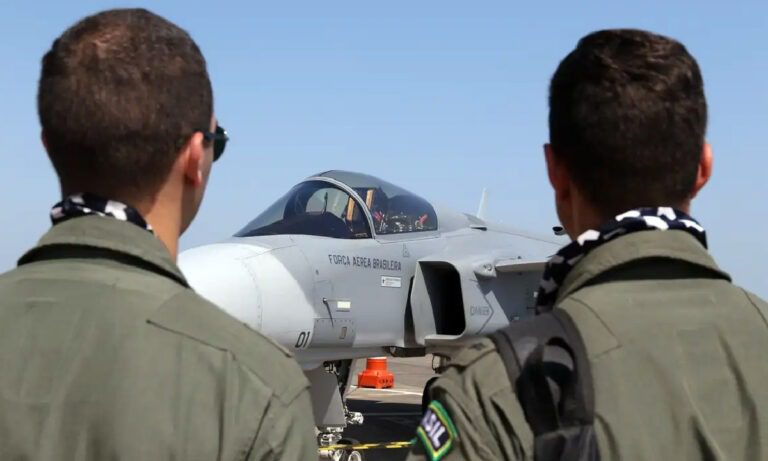 Caças Gripen do Brasil vencem os “imbatíveis” F-15 dos EUA em combate simulado