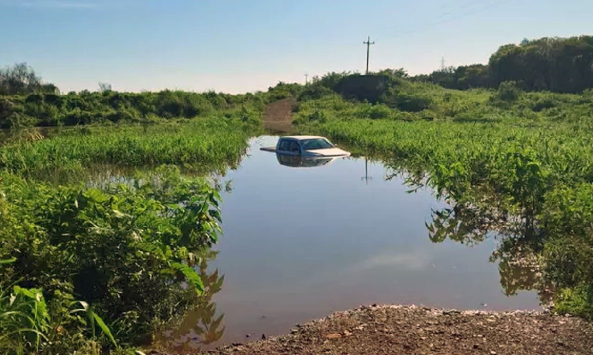 Caminhonete fica submersa