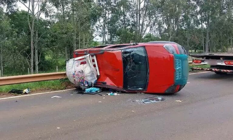 Carro com família boliviana tomba na MS-395 próximo a Bataguassu