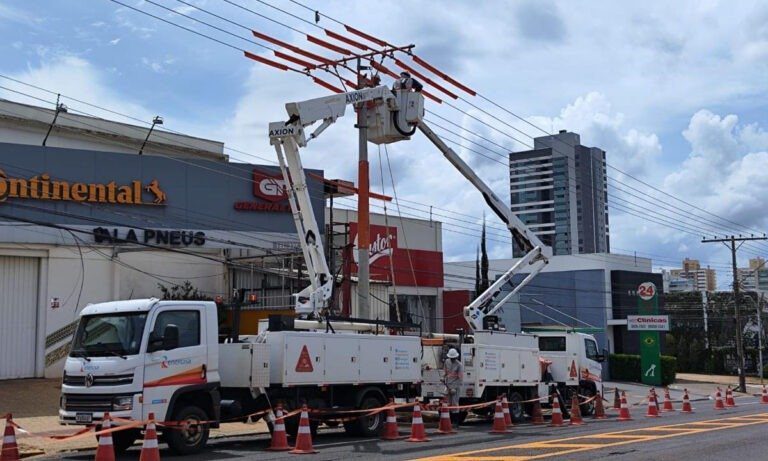 colisões de veículos em postes