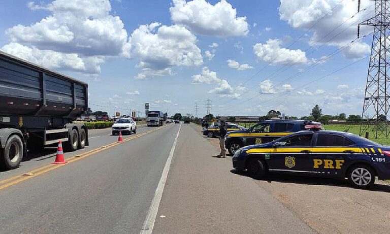 A PRF iniciou a operação Rodovida em Mato Grosso do Sul. Ação intensifica fiscalização nas rodovias federais até o Carnaval de 2026.