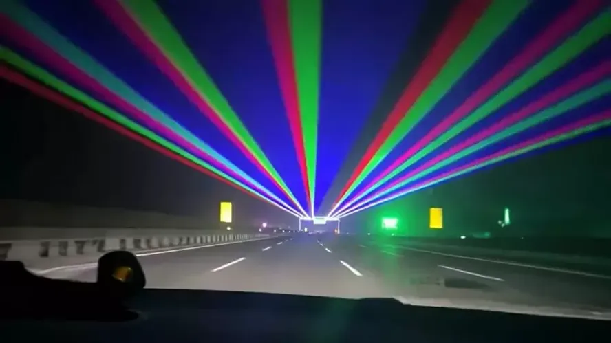 Leia mais sobre o artigo China testa luzes de laser em rodovia para manter motoristas acordados à noite