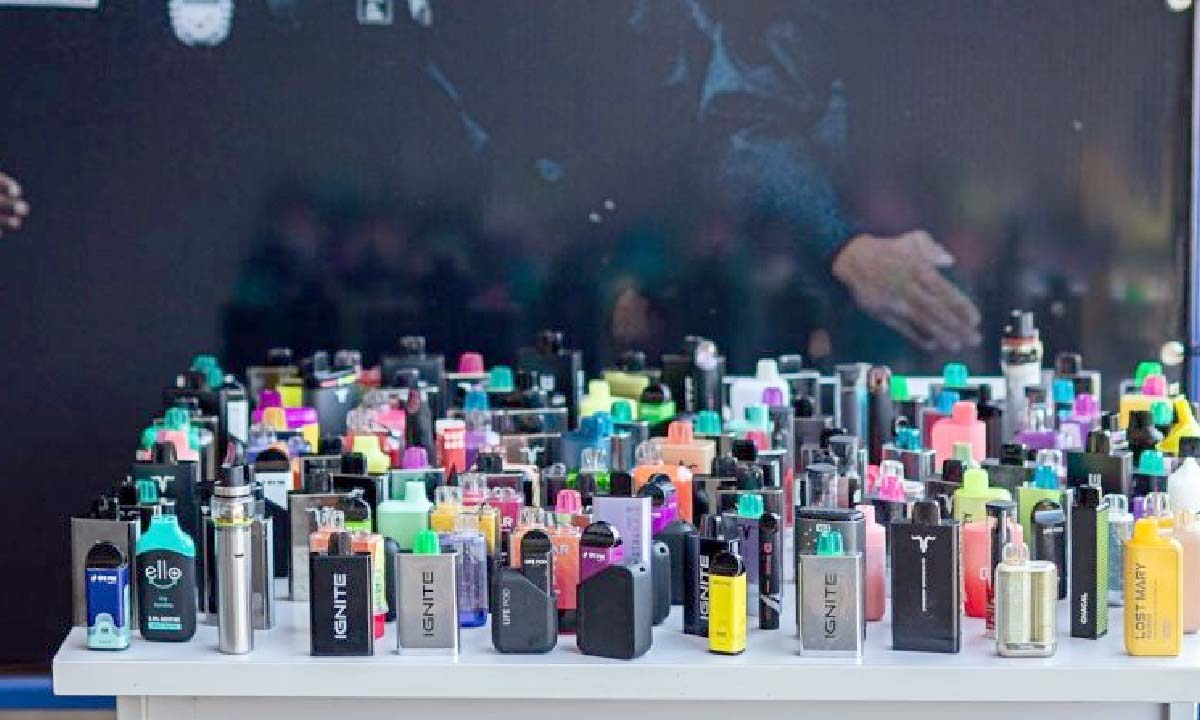 Leia mais sobre o artigo Ronda escolar encerra 2024 com apreensão de 300 vapes e 50 armas em escolas da Capital