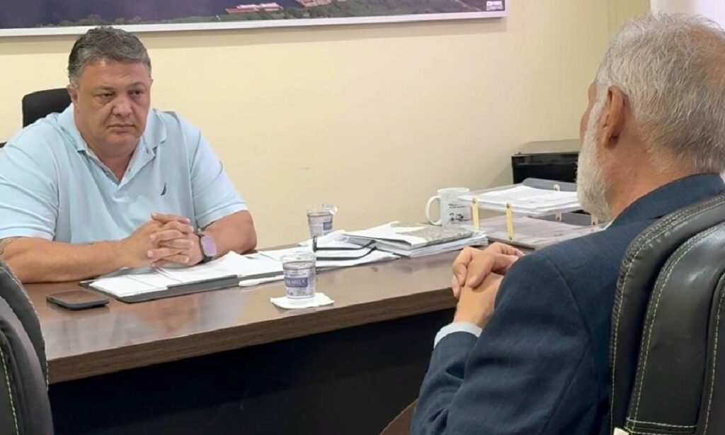 Prefeito de Ladário discute projetos com superintendente do Ministério da Saúde 3 Prefeito de Ladário e representante do Ministério da Saúde em MS