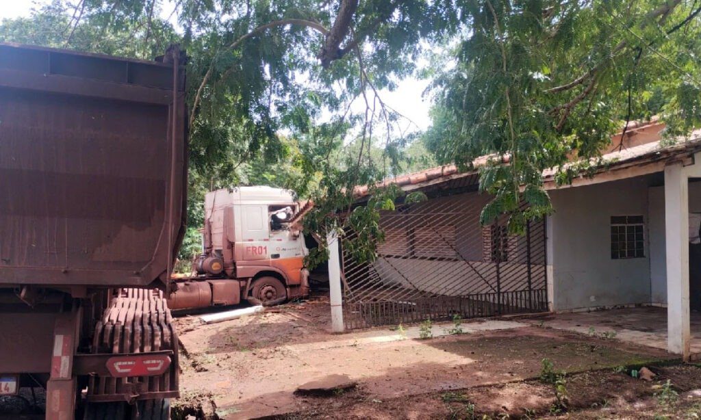 Carreta colide com residência na BR-262 e motorista é resgatado pelo Corpo de Bombeiros 4 Carreta colide com residência na BR-262