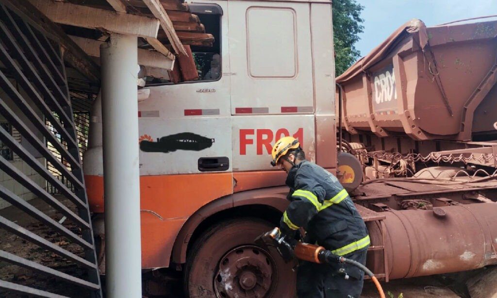 Carreta colide com residência na BR-262 e motorista é resgatado pelo Corpo de Bombeiros 3 acidente carreta3 Carreta colide com residência na BR-262