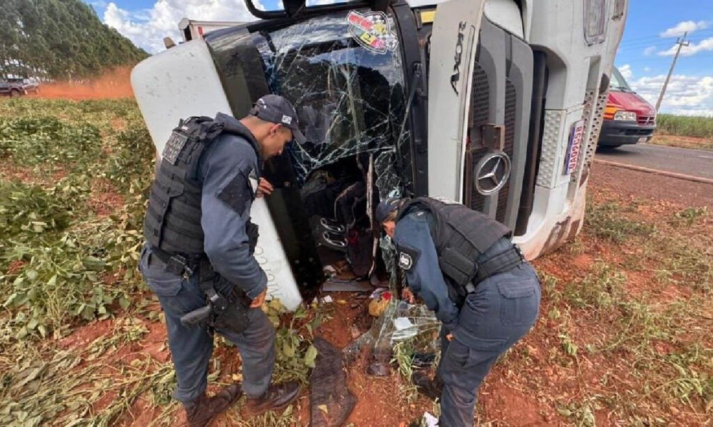 Acidente com carreta boiadeira