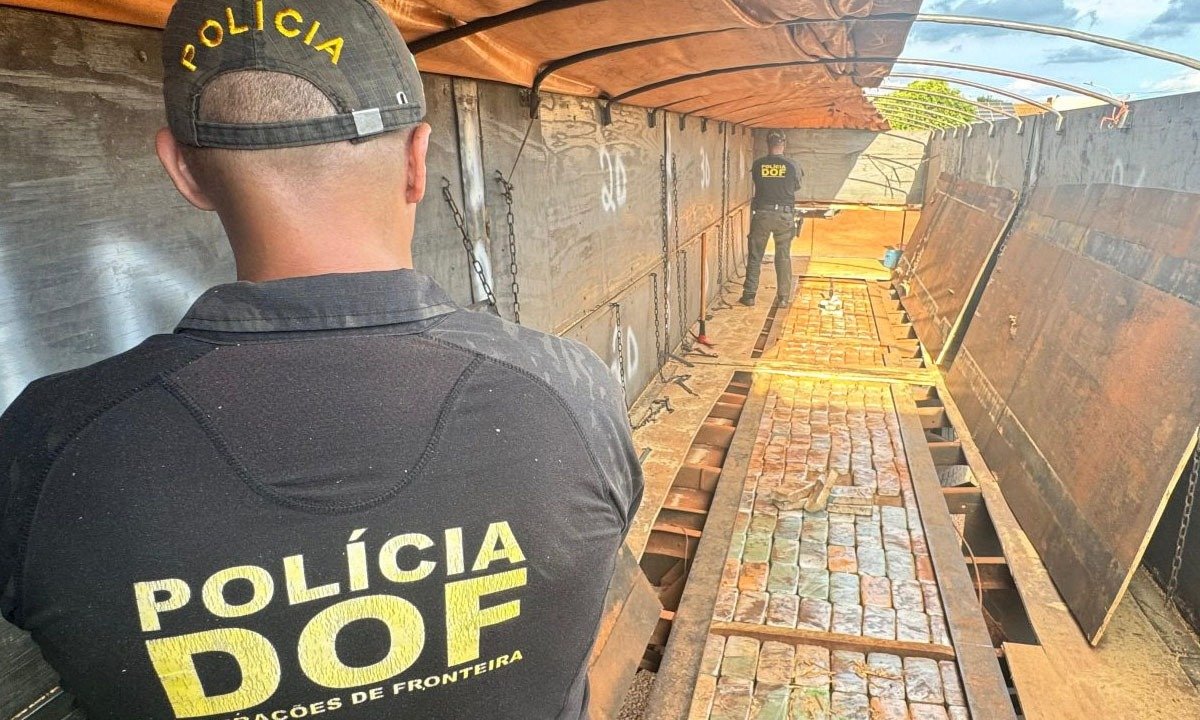 carreta com 300 kg de pasta base de cocaína