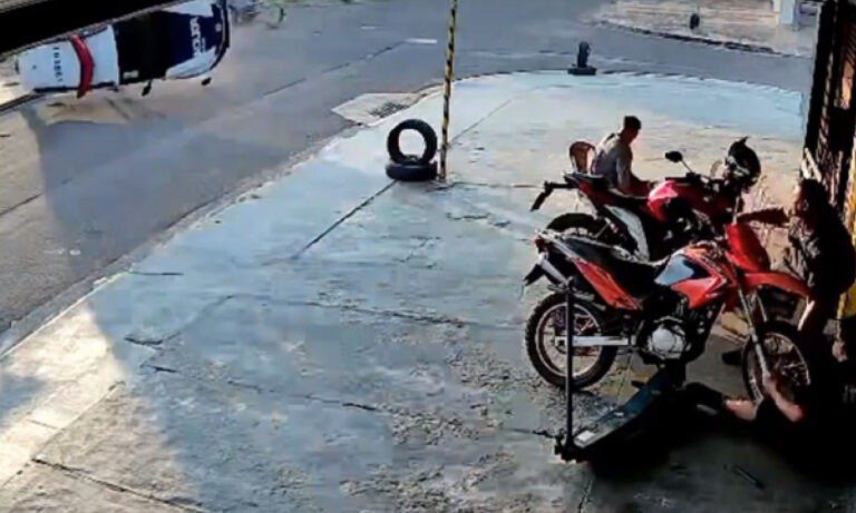 Viatura da PM capota após colisão com veículo em Campo Grande