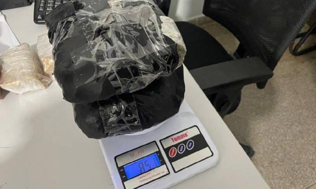 mulher é presa com droga junto ao corpo