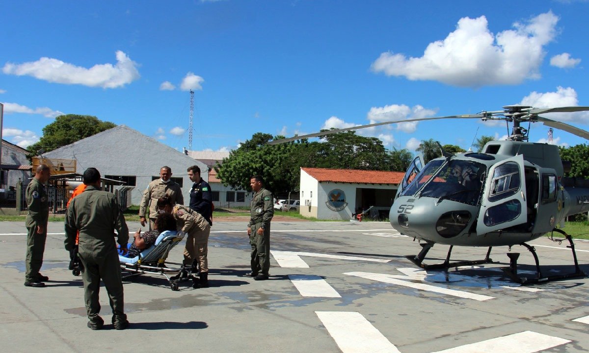 Marinha resgata mulher no pantanal