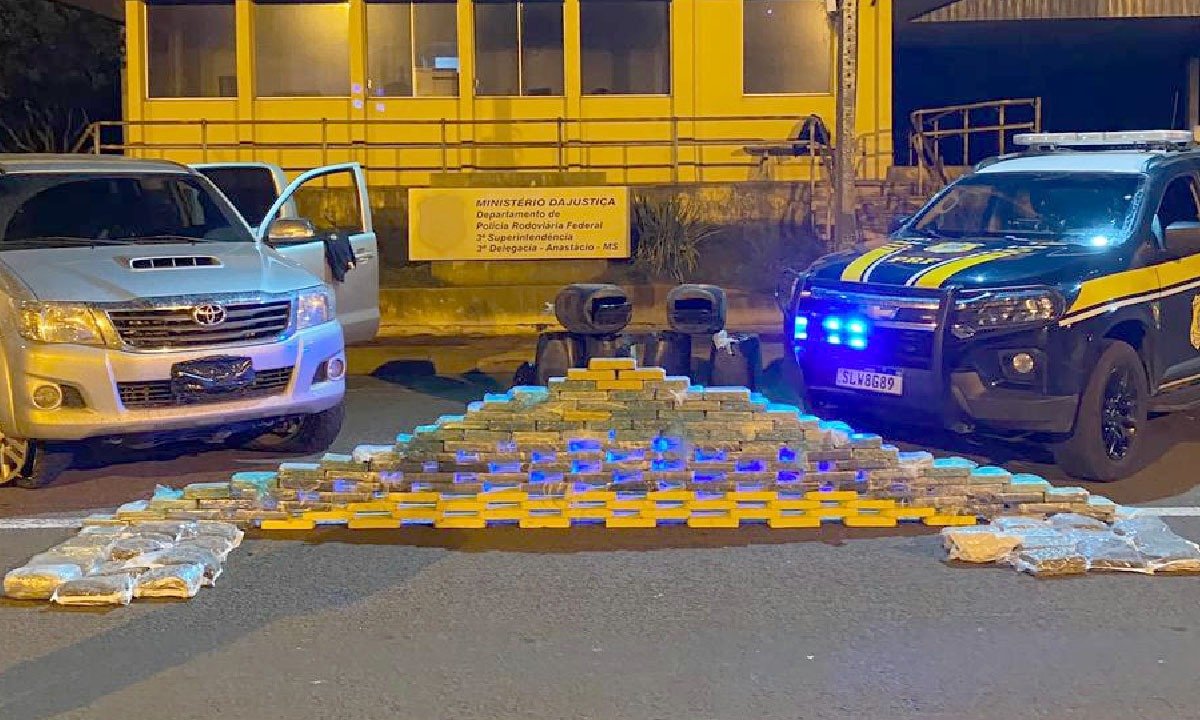 Traficantes abandonam veículo com 148 kg de cocaína após fuga da PRF