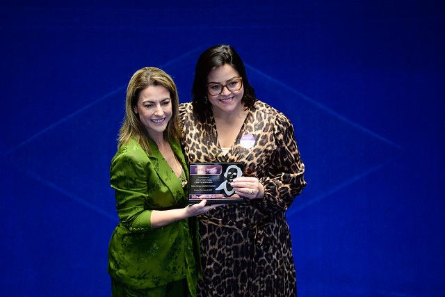 Soraya Thronicke homenageia reitora do IFMS com Diploma Bertha Luz