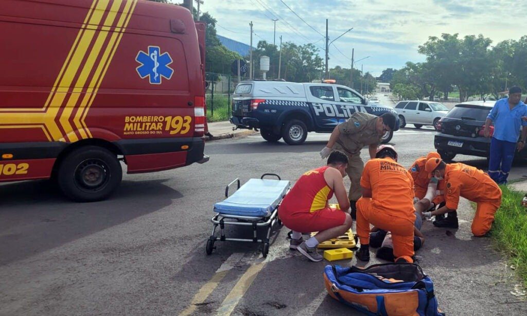 Mulher fica ferida após colisão entre carro e moto em Corumbá 1 colisão entre carro e moto deixa uma pessoa ferida em corumbá