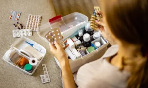 Leia mais sobre o artigo Diagnósticos por IA e buscas online aumentam perigo da automedicação