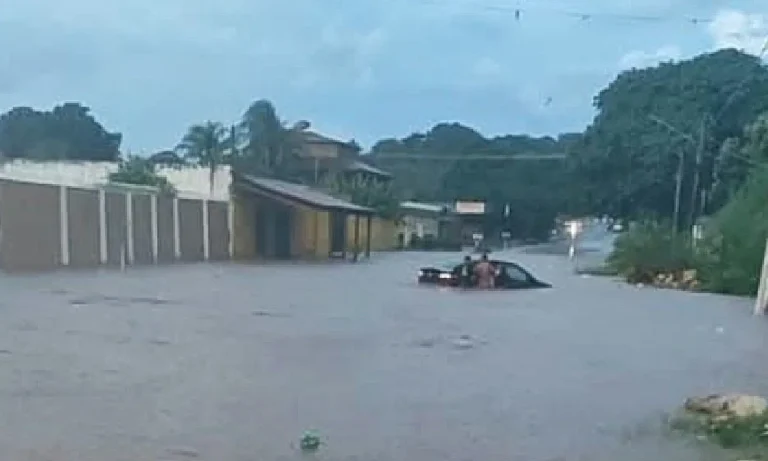 Chuva forte causa alagamentos em Corumbá