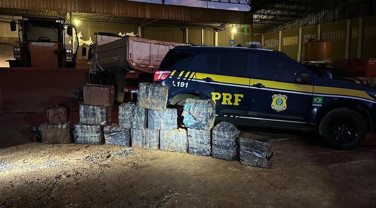 PRF apreende 452 kg de cocaína escondidos em carga de minério de ferro em Terenos