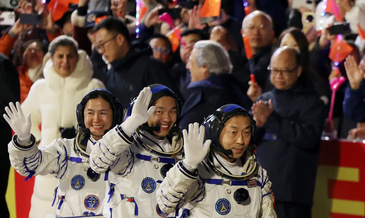 Leia mais sobre o artigo Astronautas chineses retornam à Terra após missão de seis meses na estação Tiangong