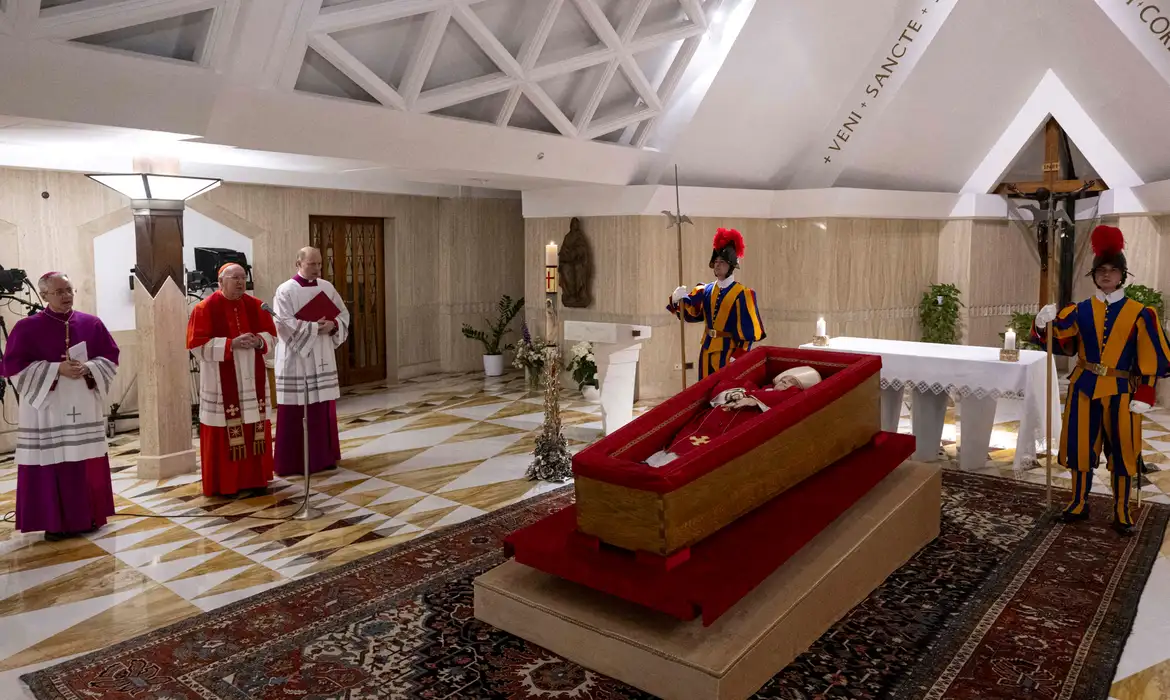 Leia mais sobre o artigo Vaticano anuncia funeral do Papa Francisco para sábado