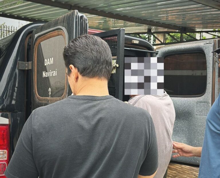 Homem é preso após seguir mulher até delegacia e violar medida protetiva