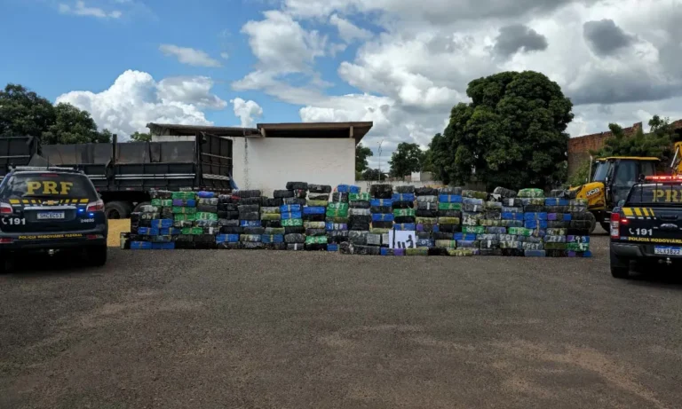 PRF apreende 4 toneladas de maconha e fuzil