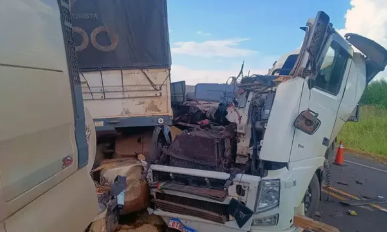 colisão entre carretas