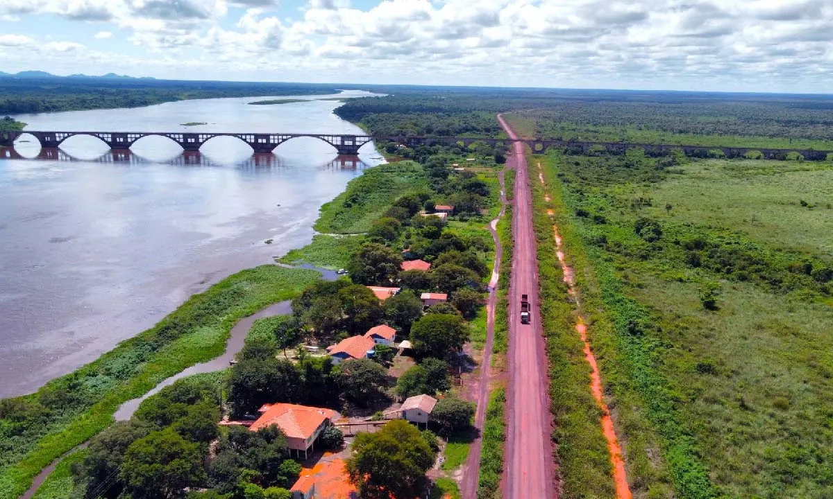 Estrada que liga Porto Esperança a BR-262