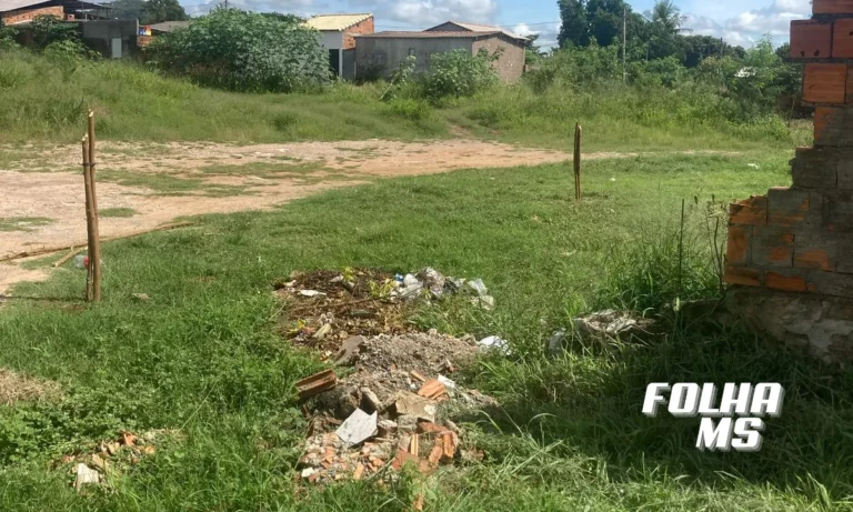 Reforma de quadra de esportes está paralisada desde 2022