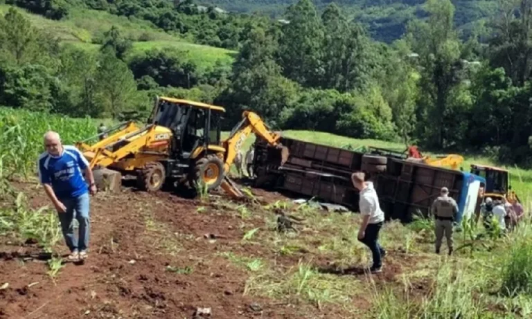 Acidente de ônibus com universitários da UFSM deixa ao menos sete mortos no RS