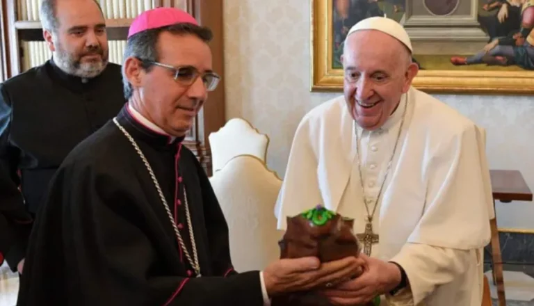 papa recebe imagem de Nossa Senhora do Pantanal