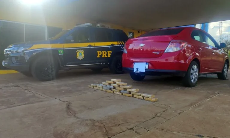 prf apreende cocaína em painel de carro