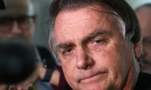 Leia mais sobre o artigo Bolsonaro permanece na UTI após cirurgia abdominal complexa em Brasília