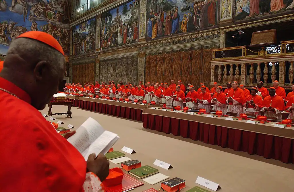 No momento, você está visualizando Cardeais iniciam conclave para escolher sucessor do Papa Francisco