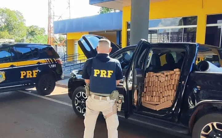 Maconha, caminhonete roubada recuperada pela PRF