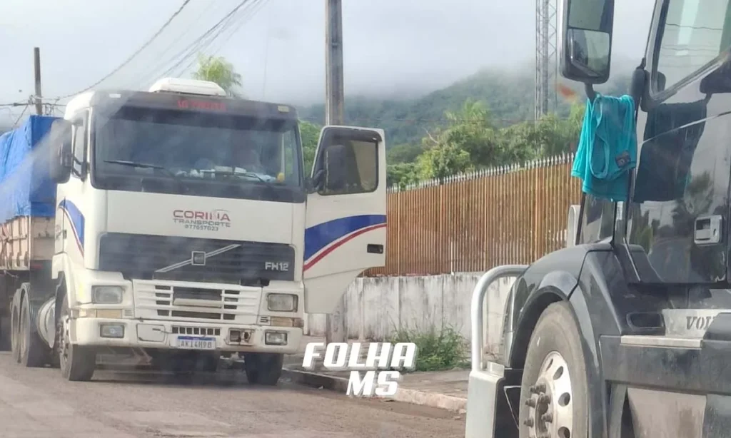Área pública vira estacionamento irregular de caminhões e revolta moradores em Corumbá 2 caminhoes Estacionamento irregular
