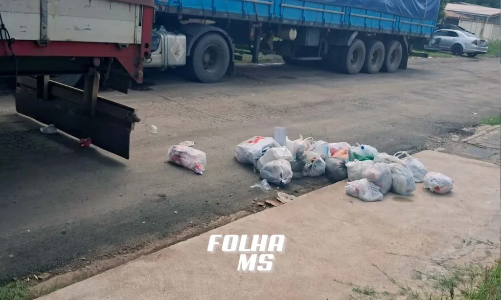 Área pública vira estacionamento irregular de caminhões e revolta moradores em Corumbá 5 caminhoes2 Estacionamento irregular