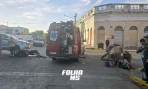 Leia mais sobre o artigo Mulher tem suspeita de fratura nas duas pernas após colisão entre carro e moto em Corumbá