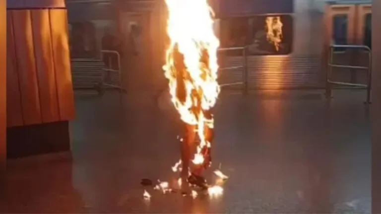 homem ateia fogo no corpo