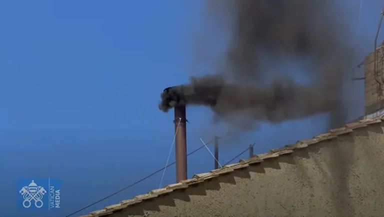 Conclave segue sem decisão e Vaticano tem nova fumaça preta