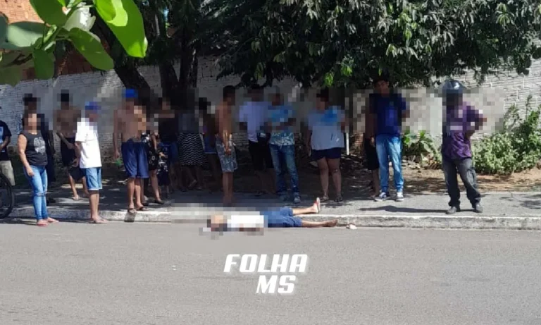 homem é moto na parte alta de Corumbá