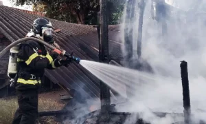 Leia mais sobre o artigo Incêndio destrói residência de madeira no bairro Universitário em Corumbá
