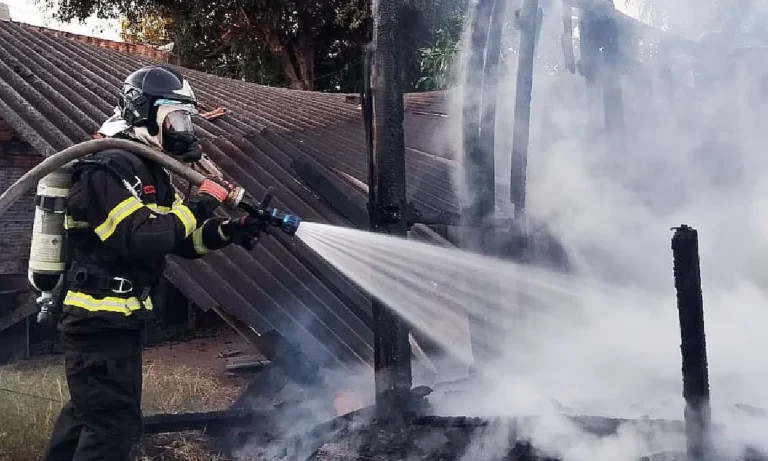 incêndio em casa de madeira