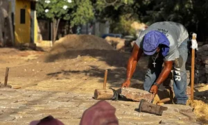 Leia mais sobre o artigo Prefeitura de Corumbá segue com obras de lajotamento em várias regiões