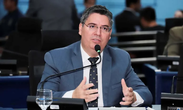 Victor Rocha é cotado para assumir a Secretaria Municipal de Saúde de Campo Grande após saída de Rosana Leite.