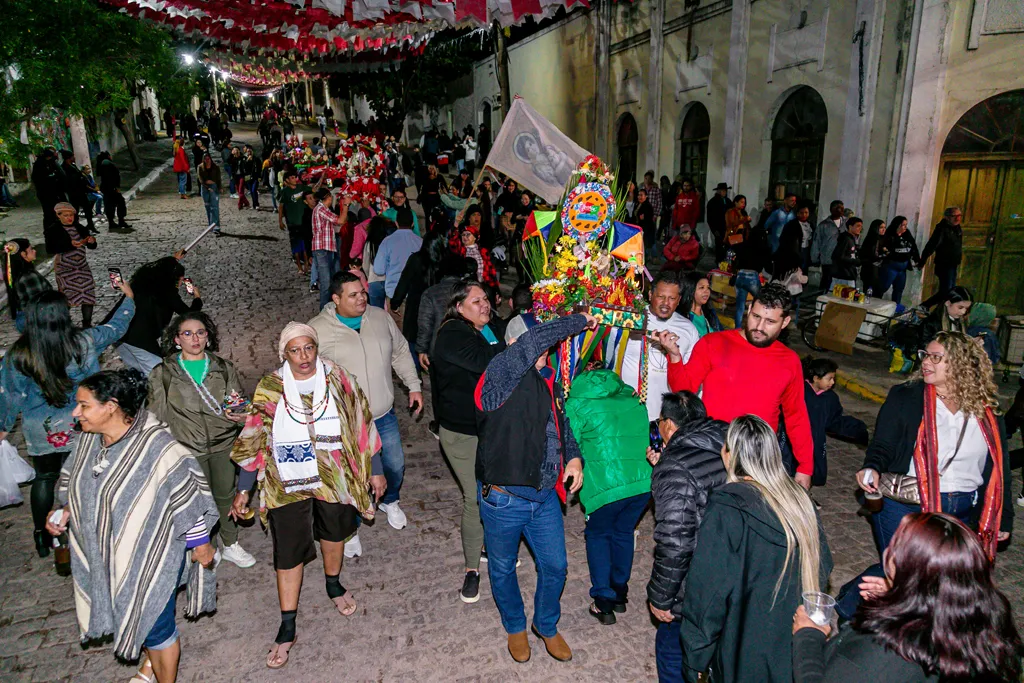 Banho de São João reúne multidão às margens do rio Paraguai e celebra 140 anos de fé e tradição 6 Fotos 2