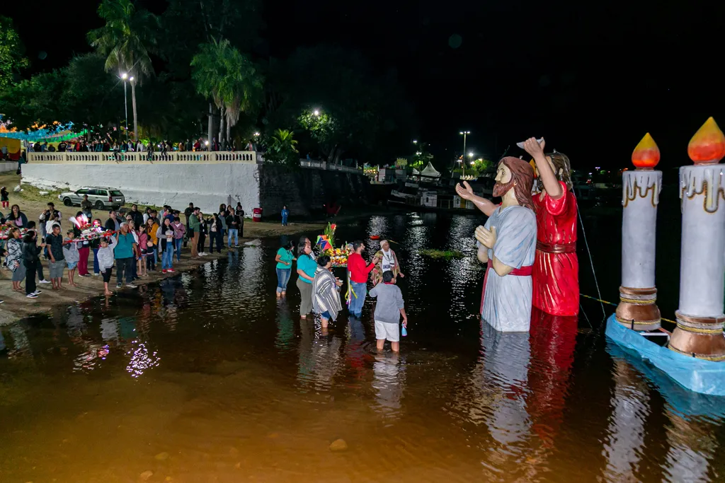 Banho de São João reúne multidão às margens do rio Paraguai e celebra 140 anos de fé e tradição 5 Fotos 3 1